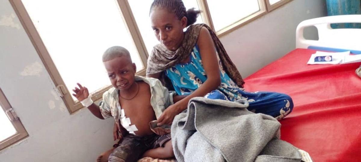 Supervivientes del ataque aéreo del Ejército etíope reciben tratamiento en un hospital de la localidad de Dedebit, situada en la región etíope de Tigray.