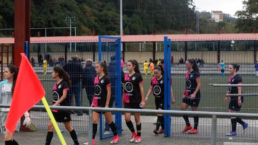 Las jugadoras del Femiastur al inico del partido en La Toba.