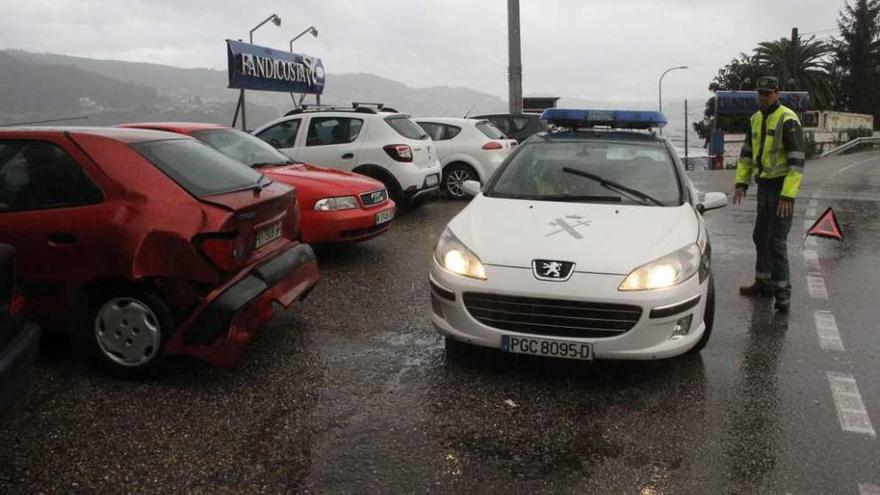 El segundo de los accidentes en Domaio, con un Citroën Xsara con un golpe en la parte trasera. // S.Á.