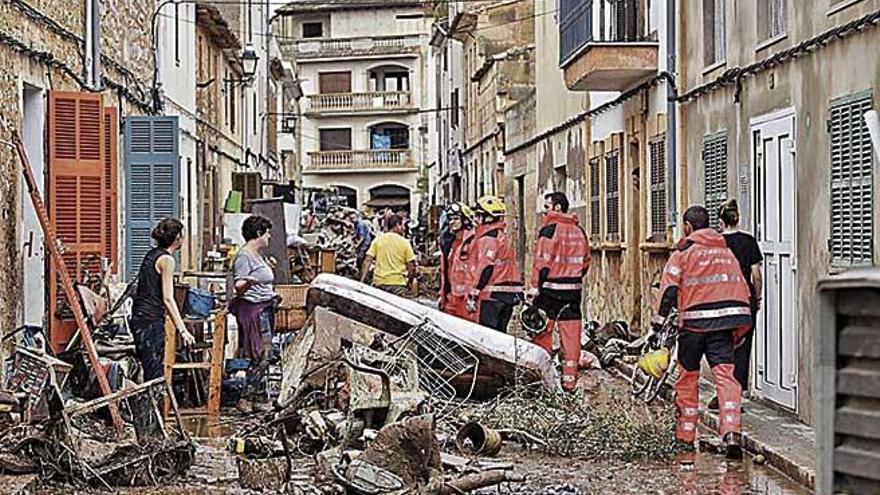 Bombers de Mallorca, en una calle anegada de Sant LlorenÃ§.