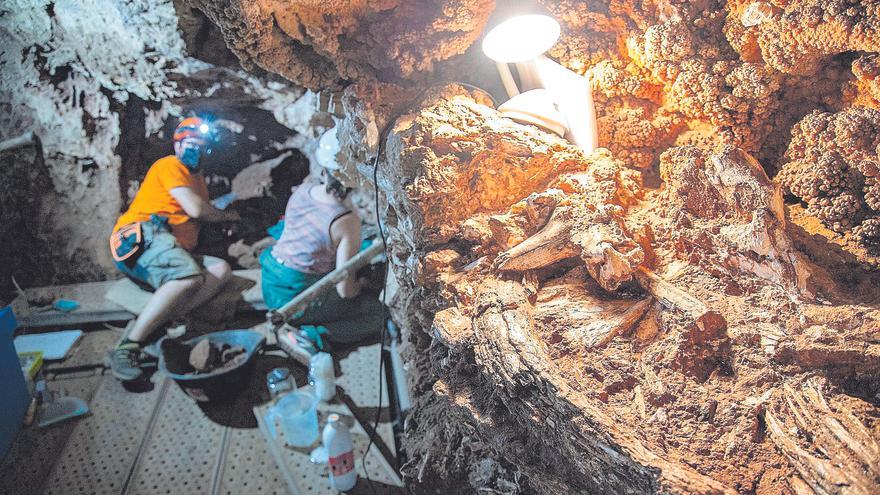 Viaje a las entrañas de la Cueva Victoria