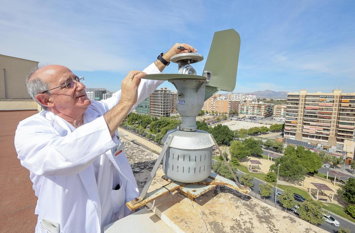 El jefe de Alergología del Hospital General de Alicante, Javier Fernández, con uno de los medidores de polen instalados en el centro.