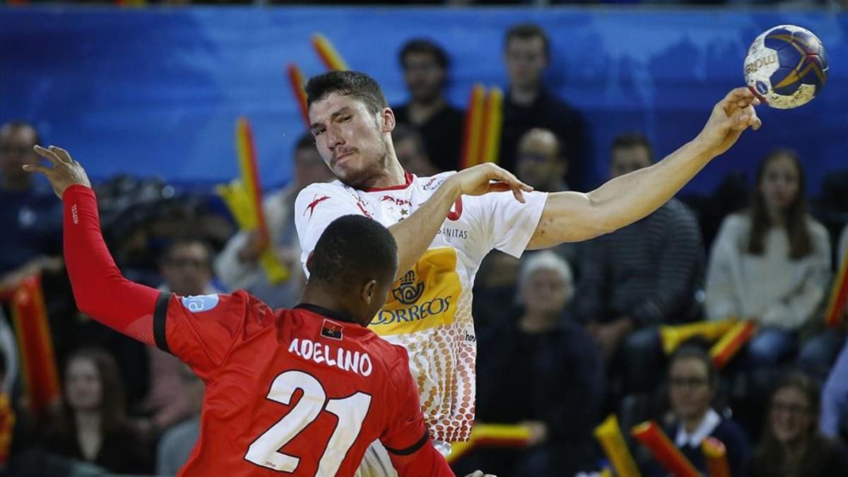 Alex Dujshebaev durante el partido ante Angola que España saldó con victoria