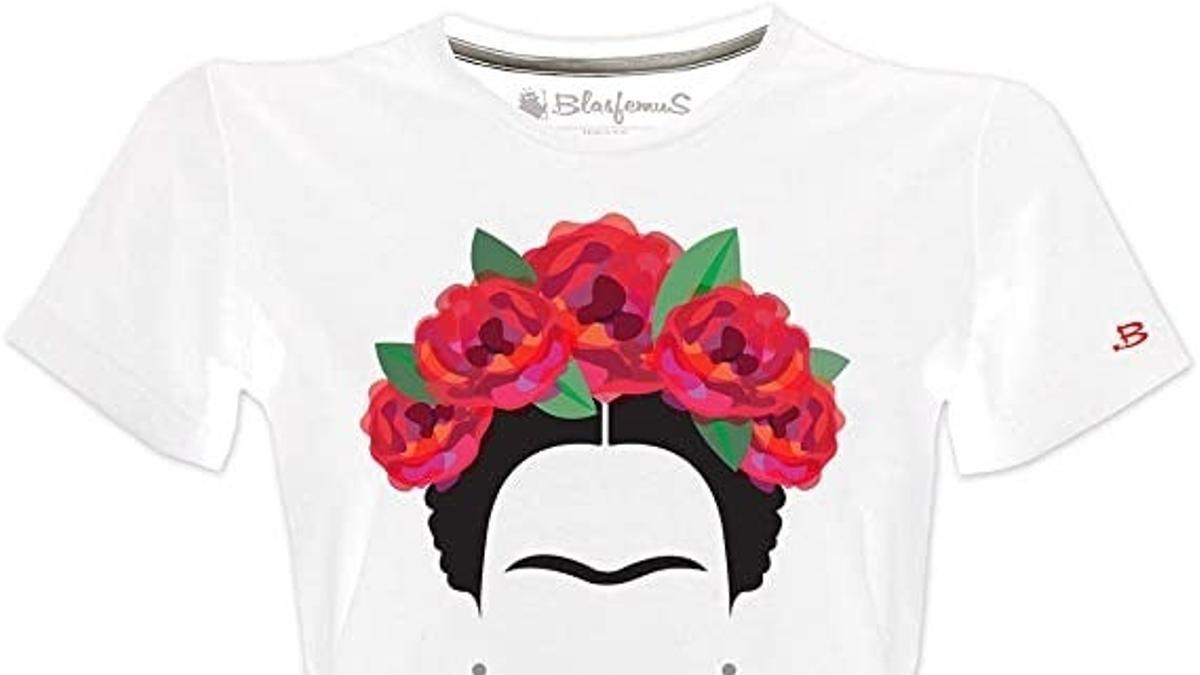 Camiseta de Frida Kalho con rosas rojas y aretes, de Blasfemus (21,99 euros)