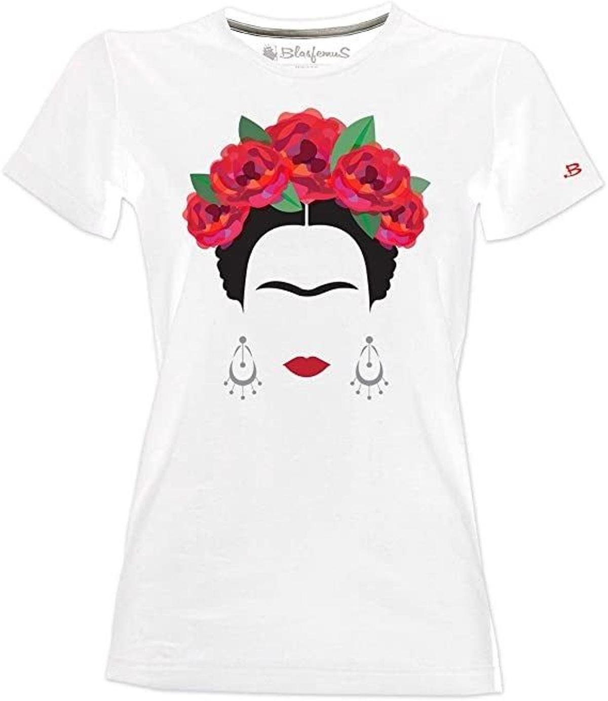 Camiseta de Frida Kalho con rosas rojas y aretes, de Blasfemus (21,99 euros)