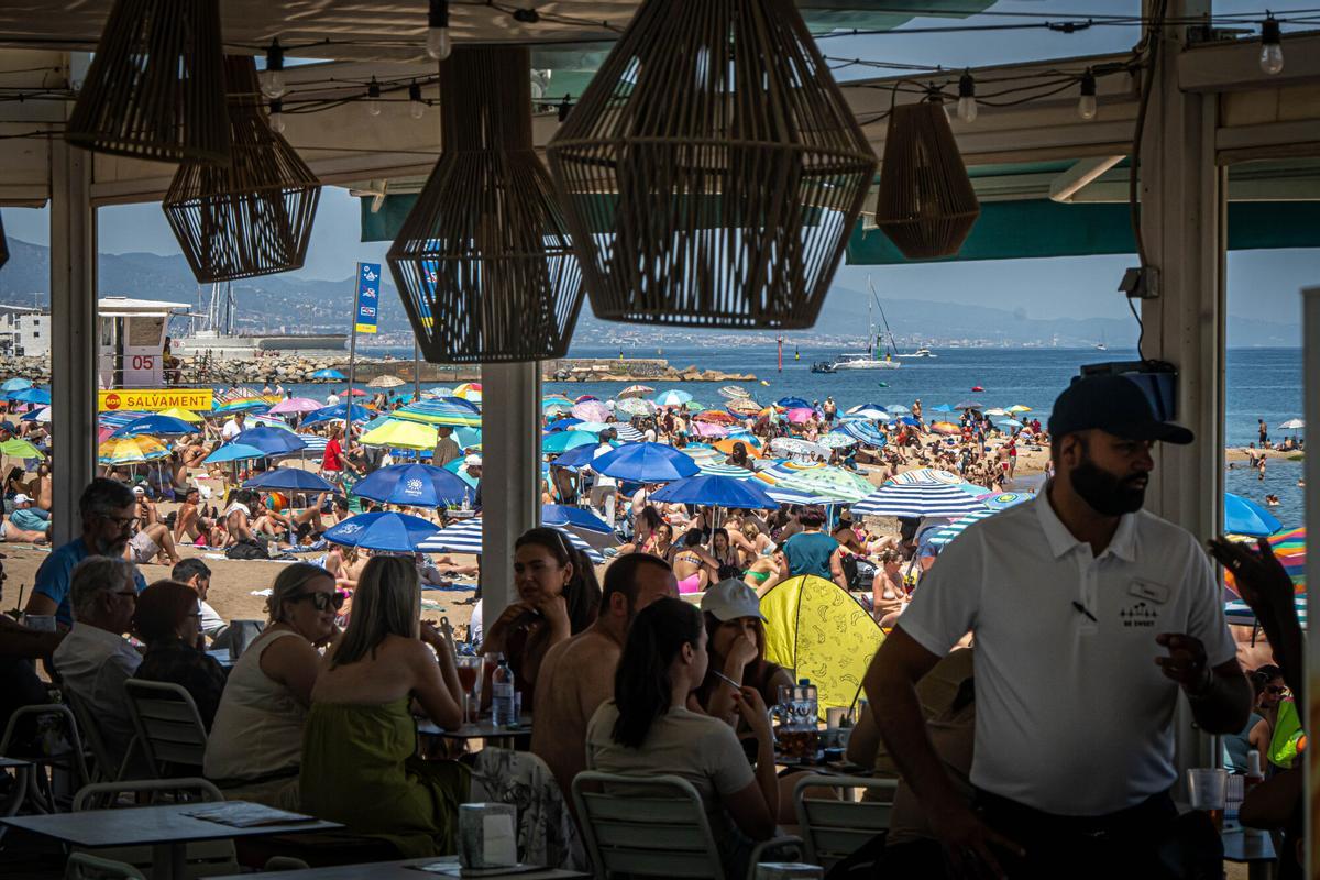 Las playas de Barcelona se llenan con el aumento de las temperaturas