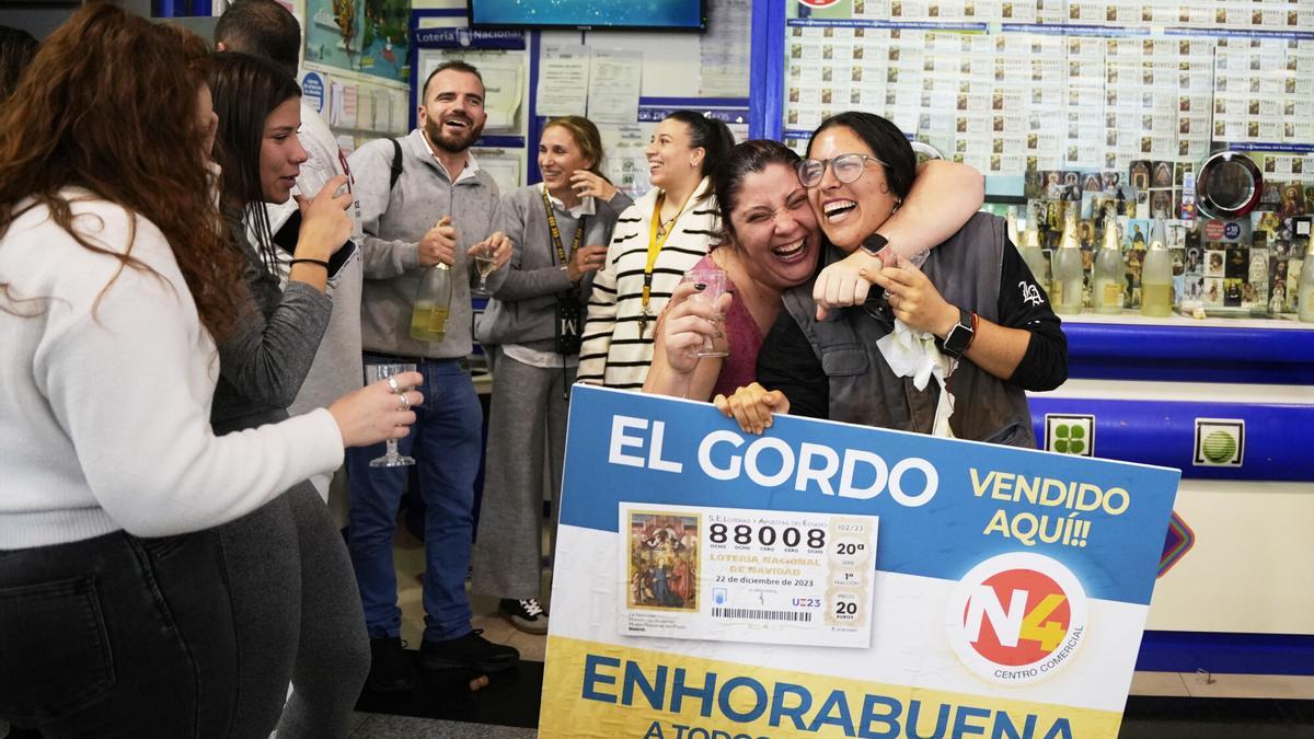Agraciados con el Gordo de Navidad celebran que el número 88008 en la Administración La Sarten del Sol correspondiente al Primer Premio del Sorteo Extraordinario de la Lotería de Navidad en Écija, a 22 de diciembre de 2023, en Sevilla