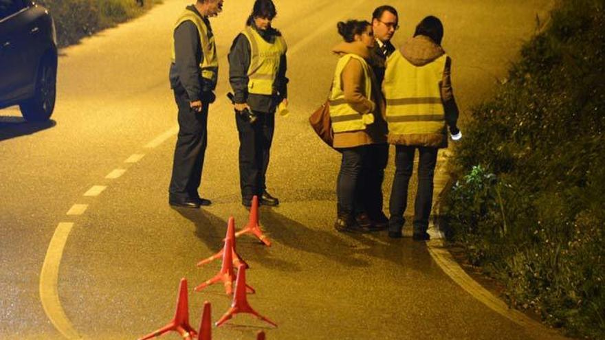 Guardia Civil de Cangas y funcionarios del juzgado de guardia en el lugar del suceso // GONZALO NUÑEZ