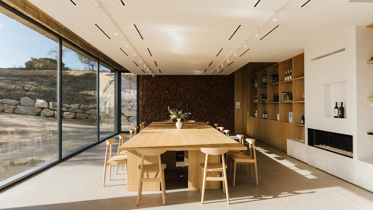 La bodega Novos es un edificio excavado en un montículo que ofrece unas maravillosas vistas panorámicas.