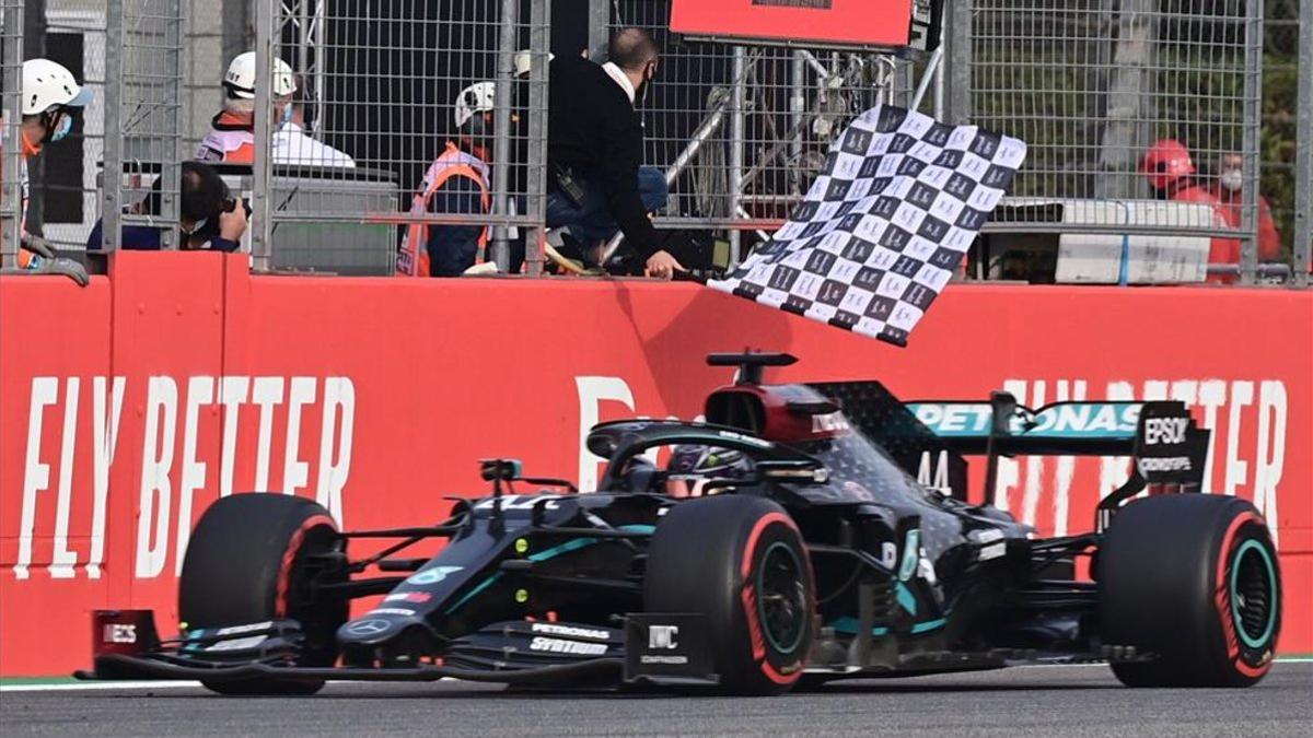 Hamilton cruzando la línea de meta en Imola.