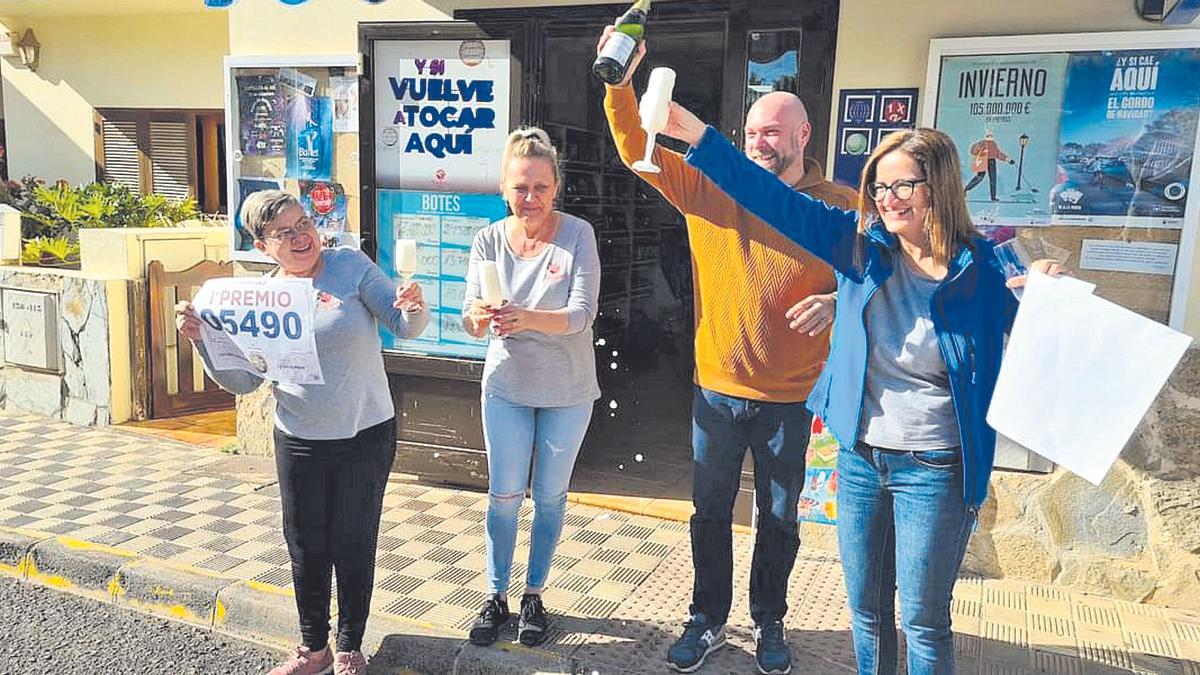 La gerente y empleadas del Bazar Ahulaga, en Antigua, celebran la noticia del primer premio.