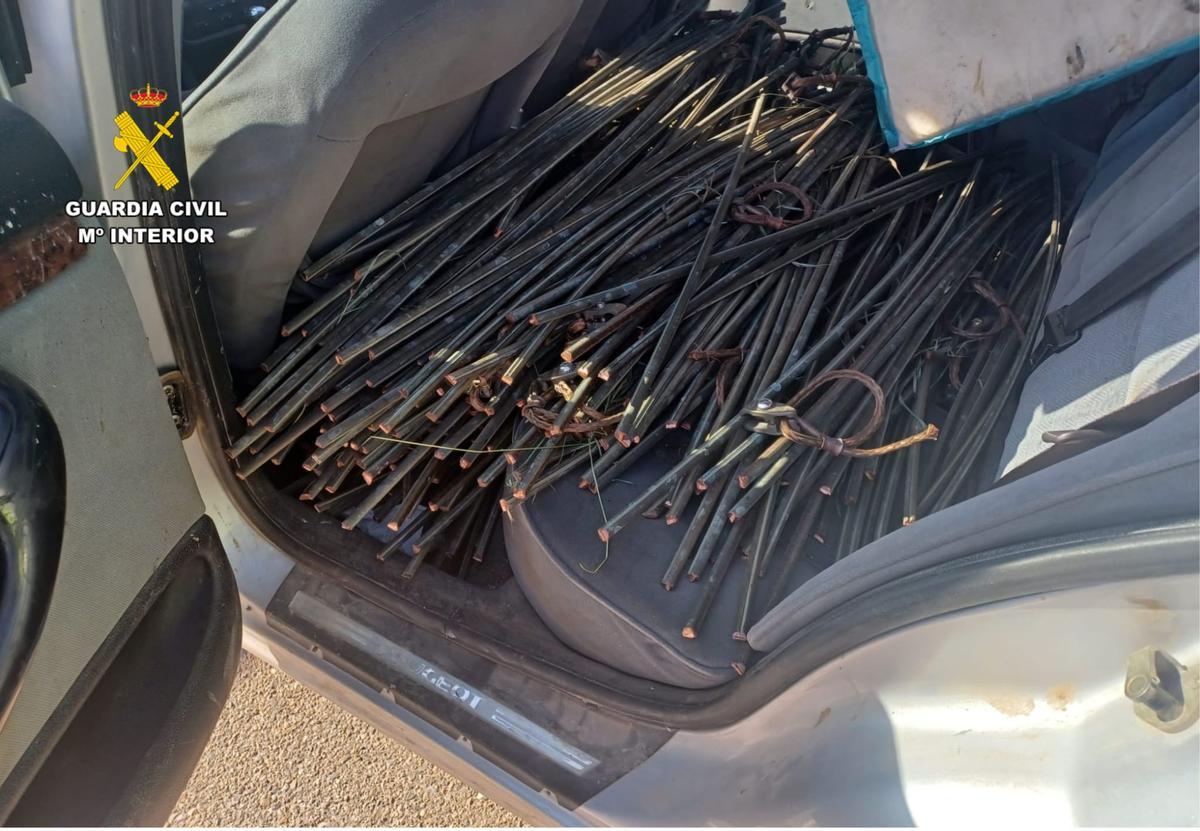 Los agentes encontraron el material robado en el interior del vehículo.