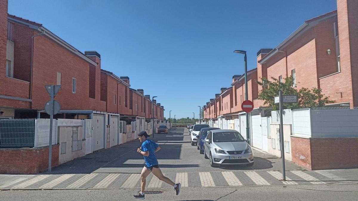 Un vecino de Marchamalo corre por una zona de chalés cercana al Bulevar de Castilla La Mancha.