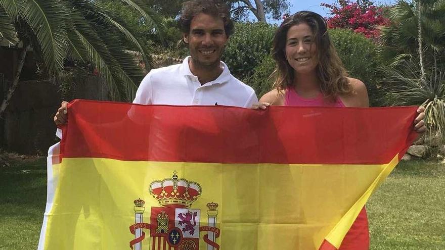 Rafa Nadal y Garbiñe Muguruza posan con la bandera española.