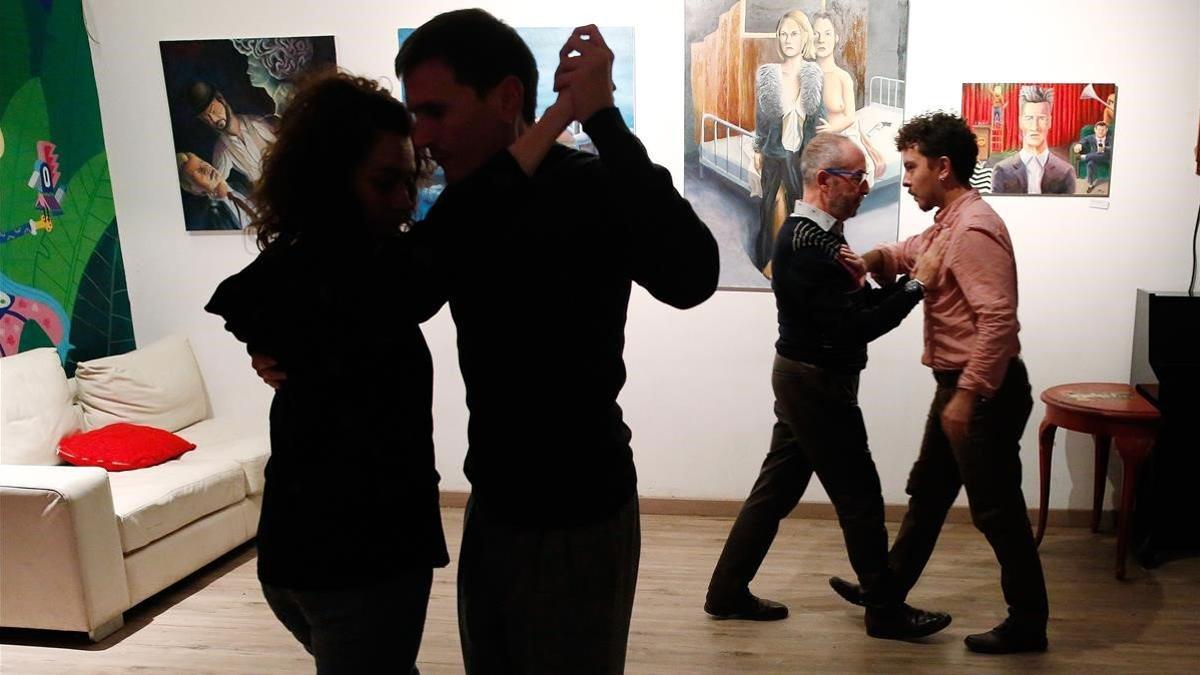 Dos parejas practican tango 'queer' en Inusual Project.