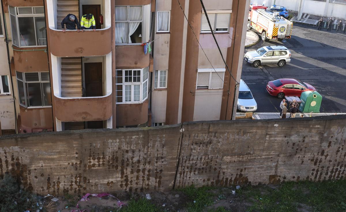 Técnicos municipales revisan, este martes, el muro junto al edificio desalojado de Miller Bajo