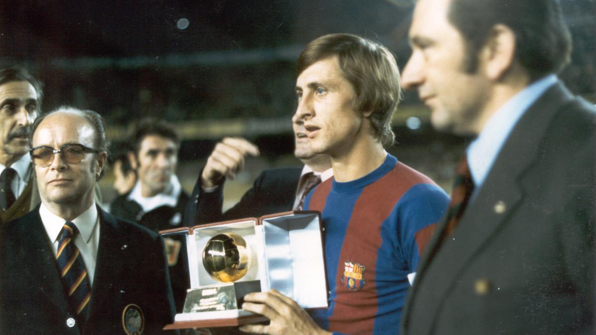 Cruyff, con el Balón de Oro que ganó durante su etapa en el FC Barcelona