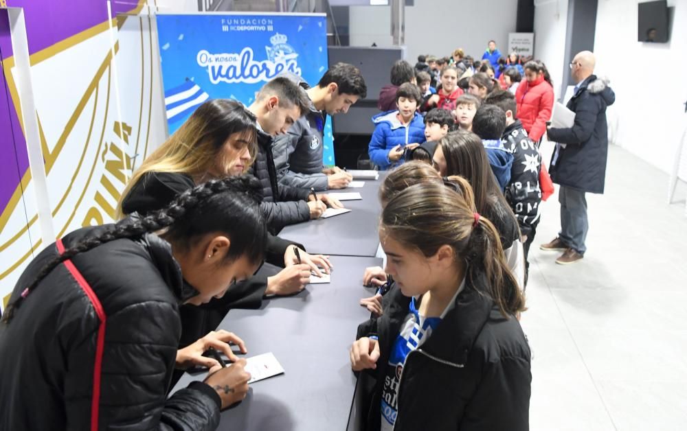 Alumnos del Curros Enríquez, de A Coruña, y el Juana de Vega, de Oleiros, viven la experiencia blanquiazul