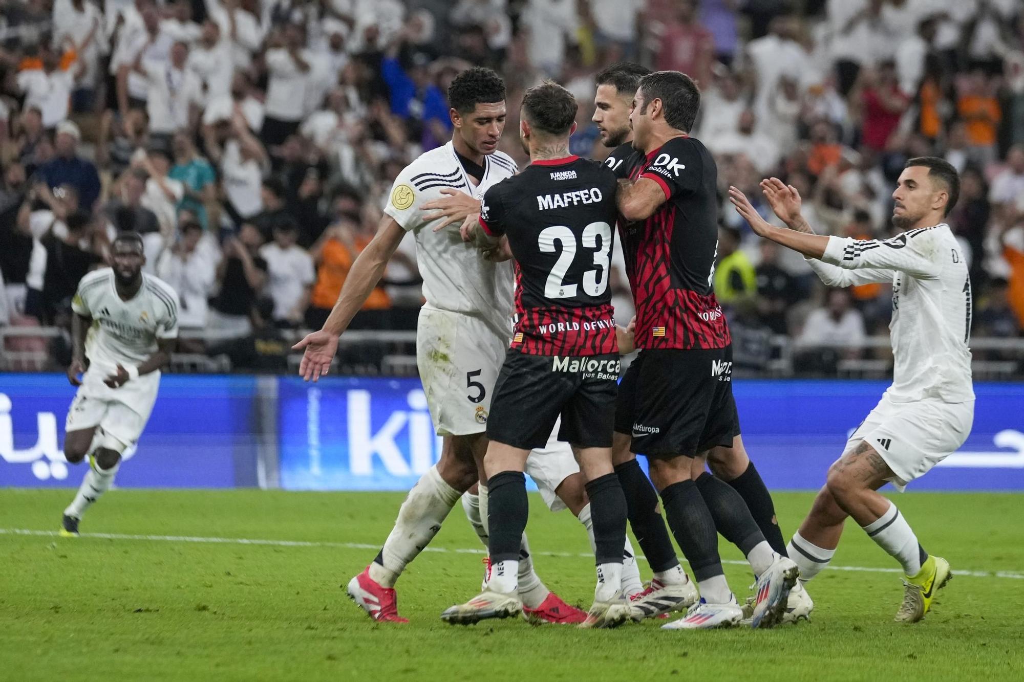 Las imágenes de la bronca en el Real Madrid-RCD Mallorca de la Supercopa