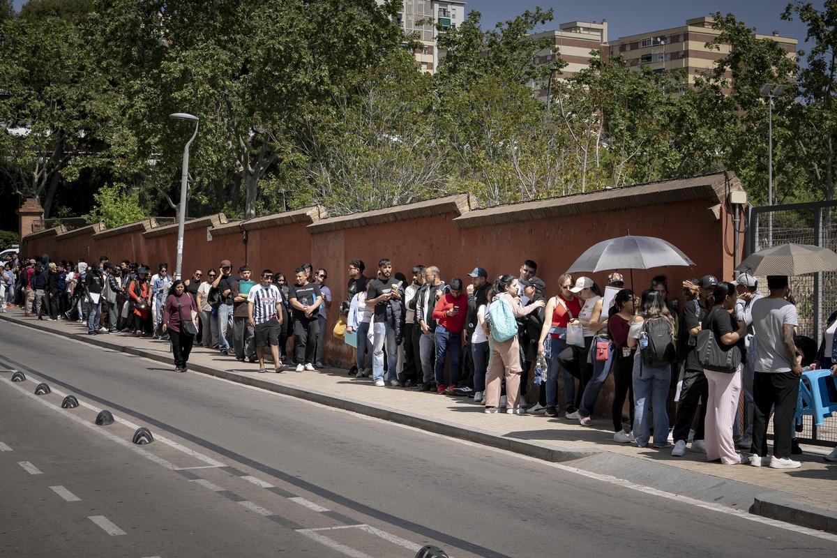 Unas 3000 personas migrantes hacen cola en La Farga de L'Hospitalet para pedir la regularización