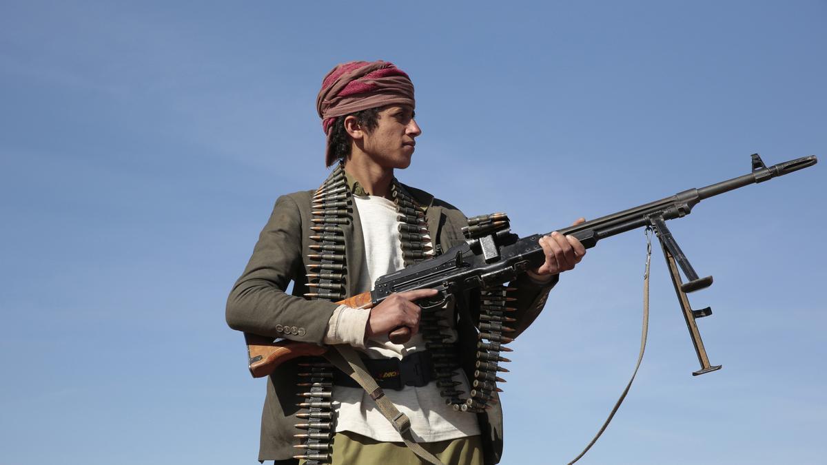 Un  hombre sostiene un arma y se manifiesta en apoyo de los hutíes en Saná, Yemen.