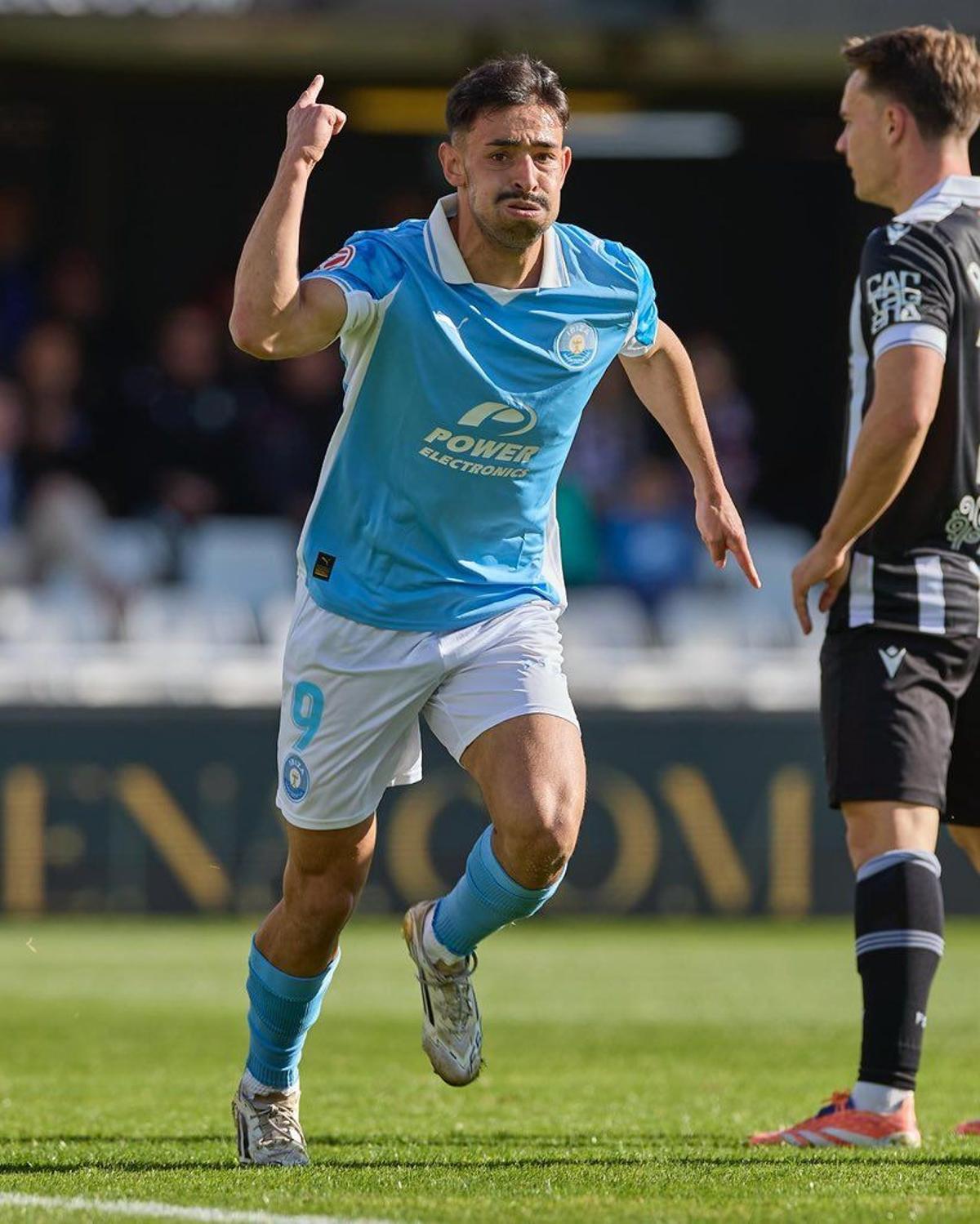 Davo celebra uno de sus goles