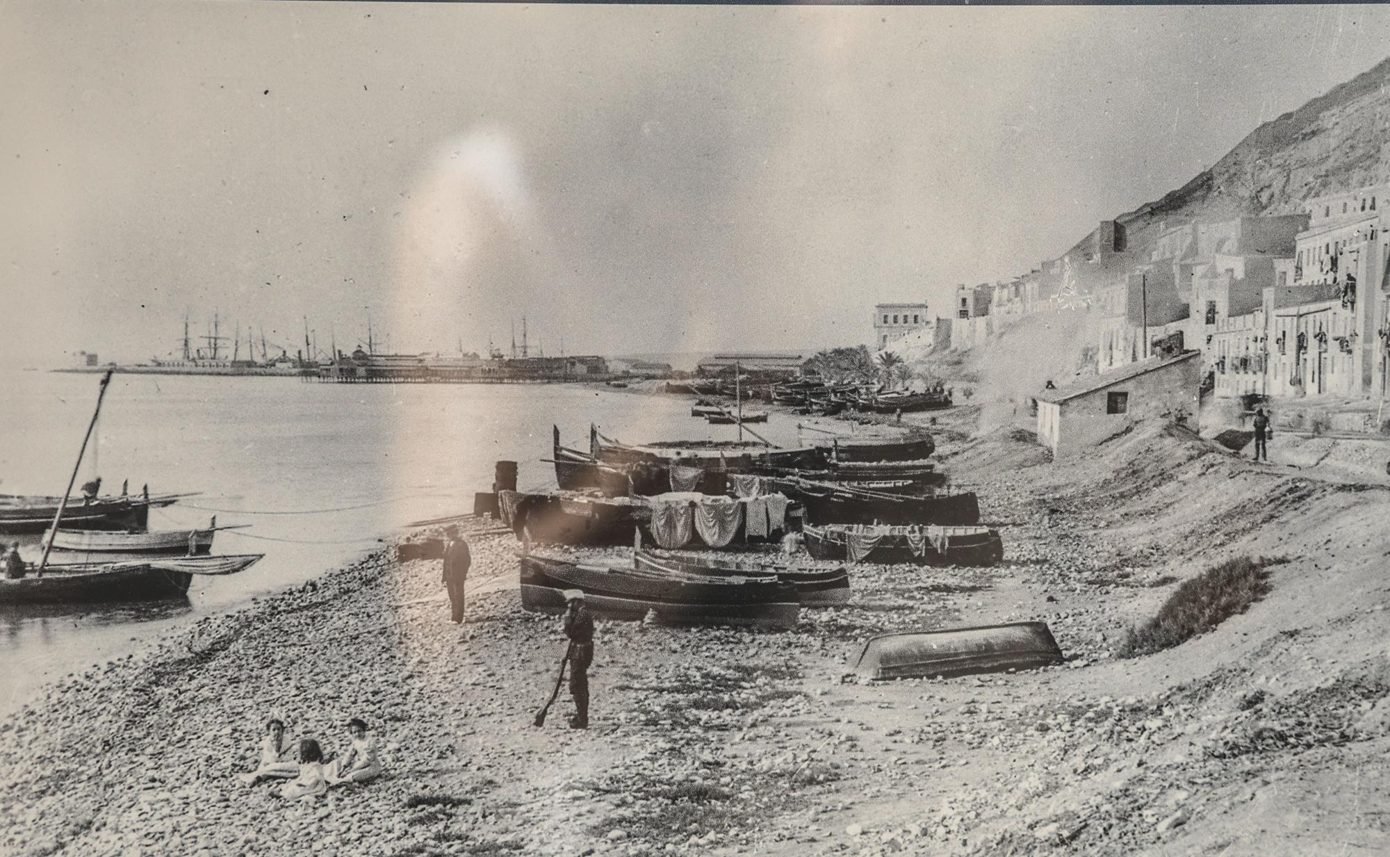 El Archivo Municipal recupera la historia de la playa del Postiguet