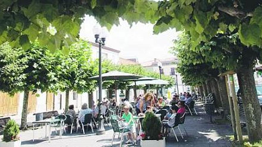 sentimiento jacobeo. El itinerario jacobeo que discurre por la costa pasa por Muros de Nalón, donde estos días es habitual la presencia de peregrinos, como la mujer de la imagen.