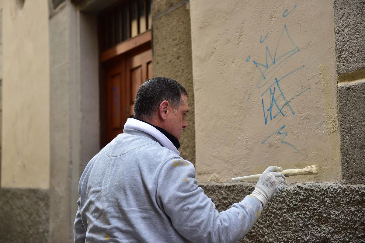 Adiós a las pintadas: Plasencia inicia una campaña de eliminación de grafitis en la zona centro.