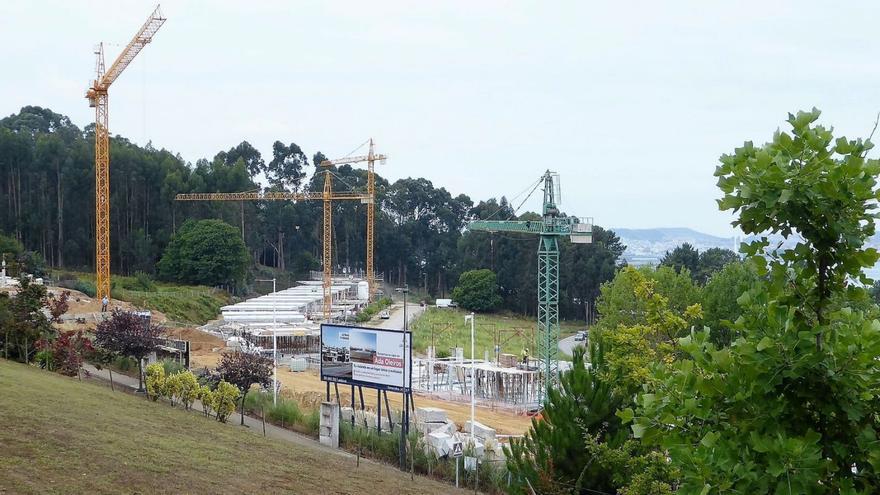 Grúas en Canide, donde se ejecutan actualmente 36 chalés. |   // L.O.