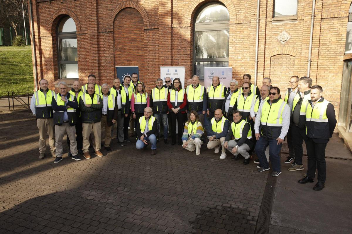 Asistentes a la jornada, con Nieves Roqueñí, de pie en el centro, flanqueada por Alejandro Calvo (a su izquierda en la imagen) e Iñaki Echeverría.