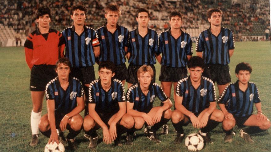 Una formación histórica del Deportivo Córdoba juvenil en el Ciudad de los Califas en los años 80.