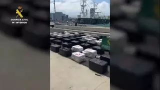 Así protegían los narcotraficantes los 3.360 kilos de cocaína interceptados al sur de Gran Canaria: con ametralladora y fusil de asalto
