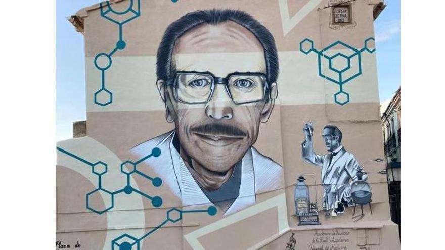 Sax recuerda al científico Alberto Sols con un mural monumental