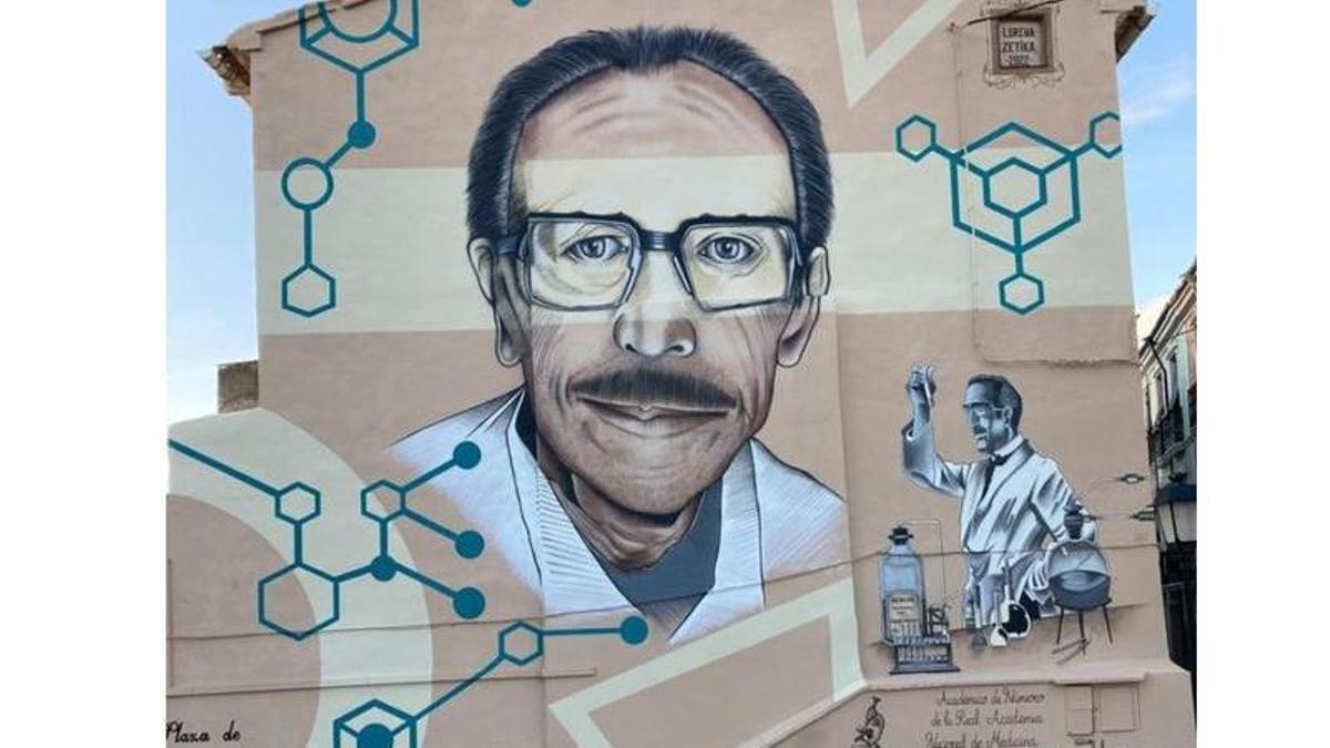 El mural de Alberto Sols en la plaza que lleva su nombre.