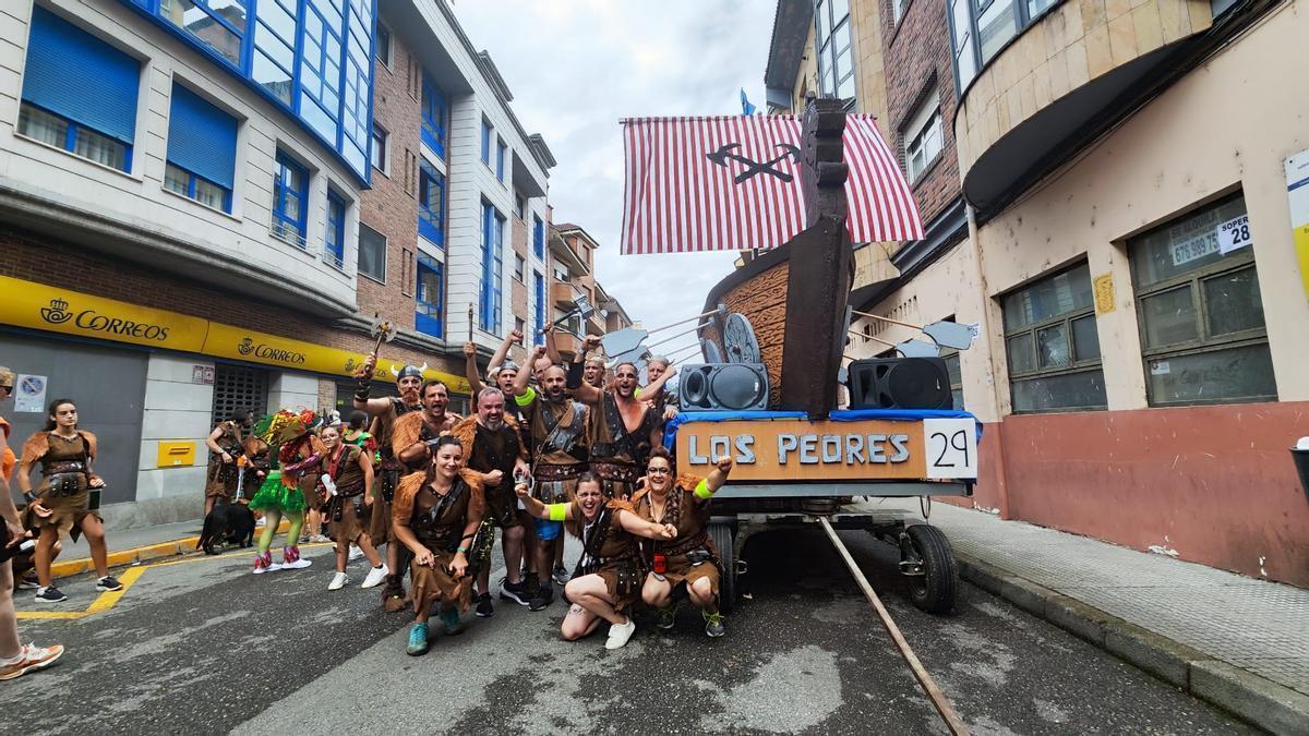 Integrantes de la peña de Los Peores, antes del desfile