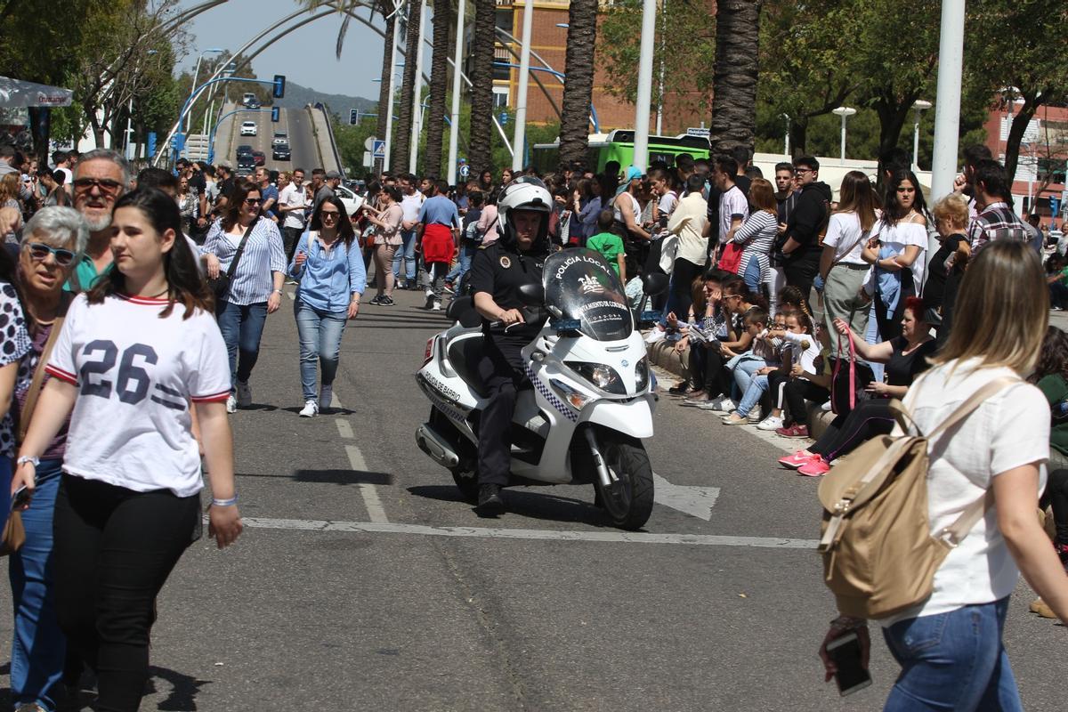 Un agente de la Policía Local regula el tráfico en plena Semana Santa.