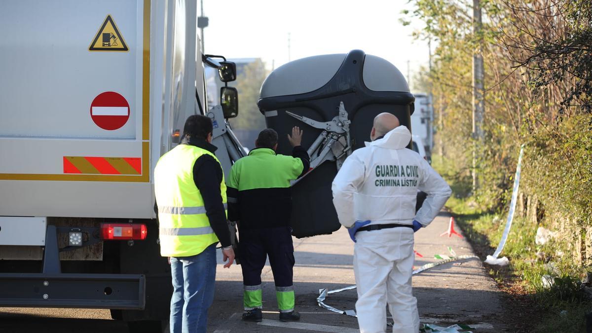 Los investigadores inspeccionaron el contenedor tras el que apareció el cadáver.