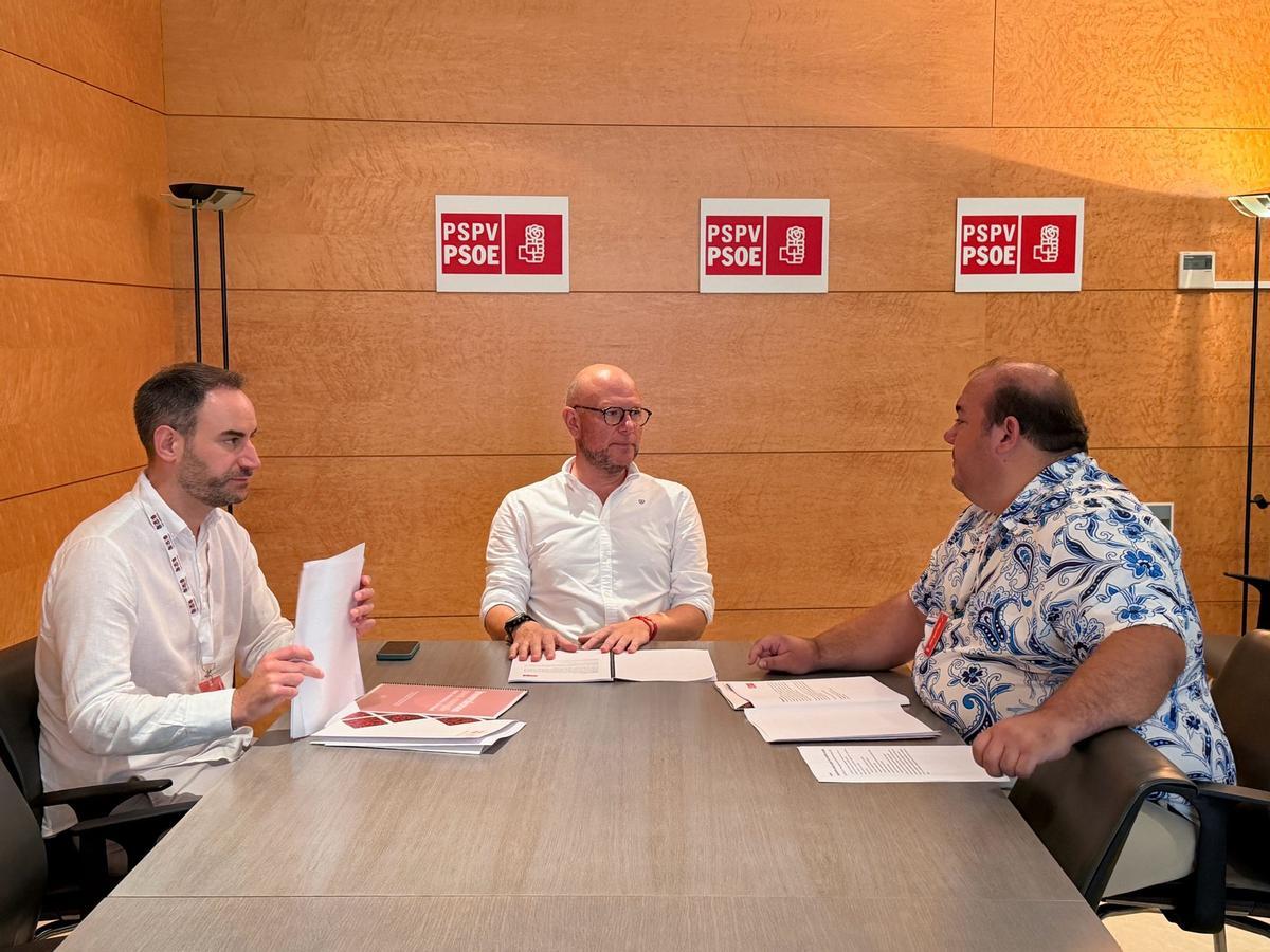 Recorte Título El diputado Toni Gaspar y los ediles Raro y Palmero con las enmiendas
