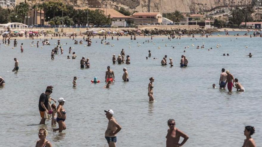 Bañistas en la playa del Postiguet, donde en muchos días del pasado agosto la temperatura del mar superó los 28 grados.