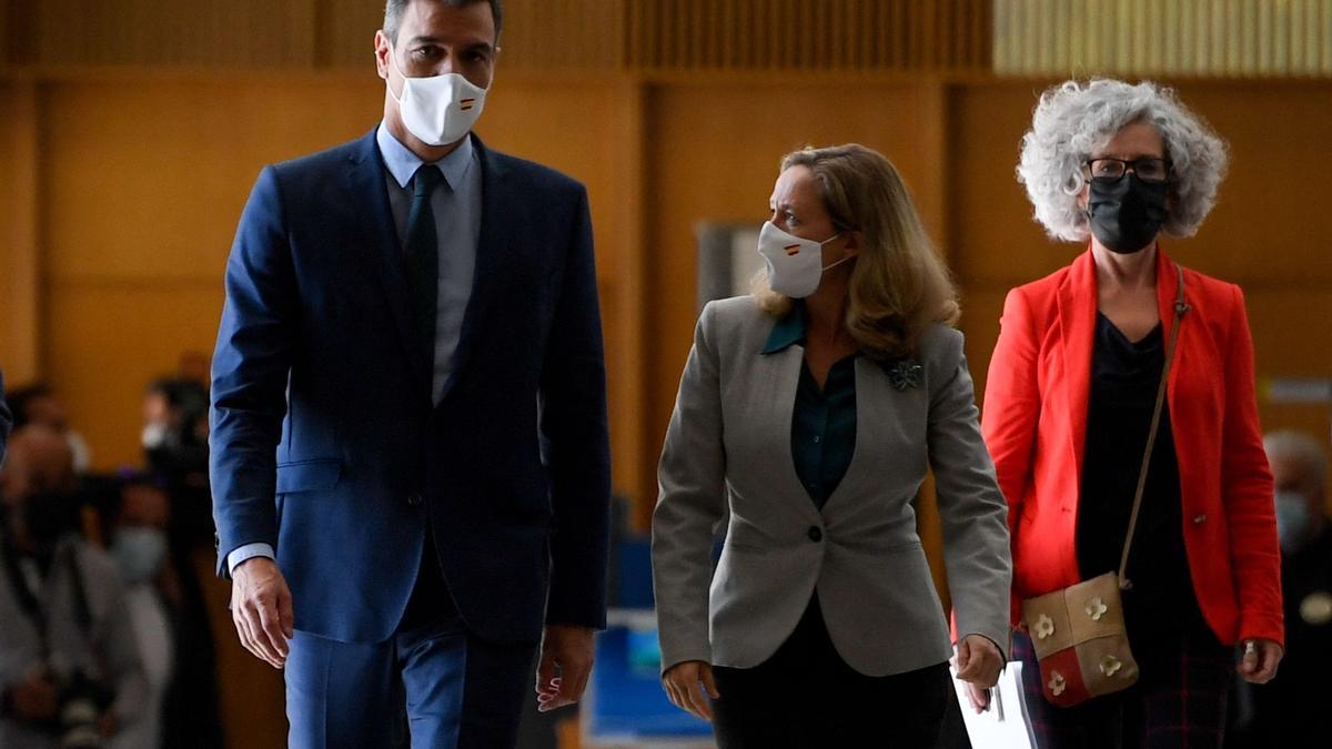 El presidente del Gobierno, Pedro Sánchez, y la vicepresidenta Nadia Calviño antes de participar en el seminario 'Más allá del PIB'.