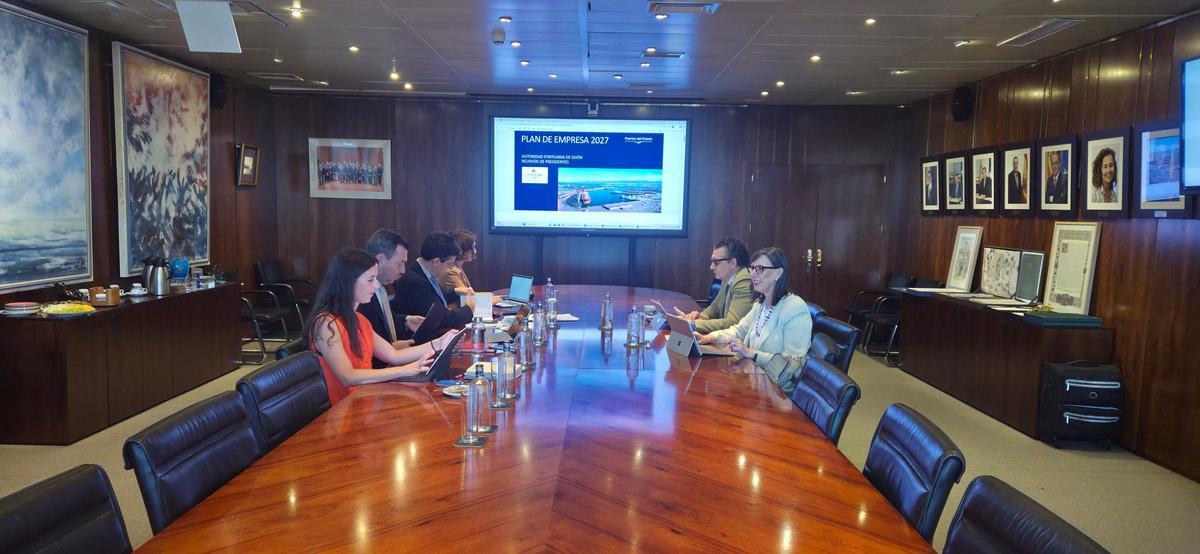 A la derecha, la presidenta de la Autoridad Portuaria de Gijón, Nieves Roqueñí; y el director general, José Luis Barettino, durante la presentación del Plan de Empresa 2027 en la sede de Puertos del Estado.
