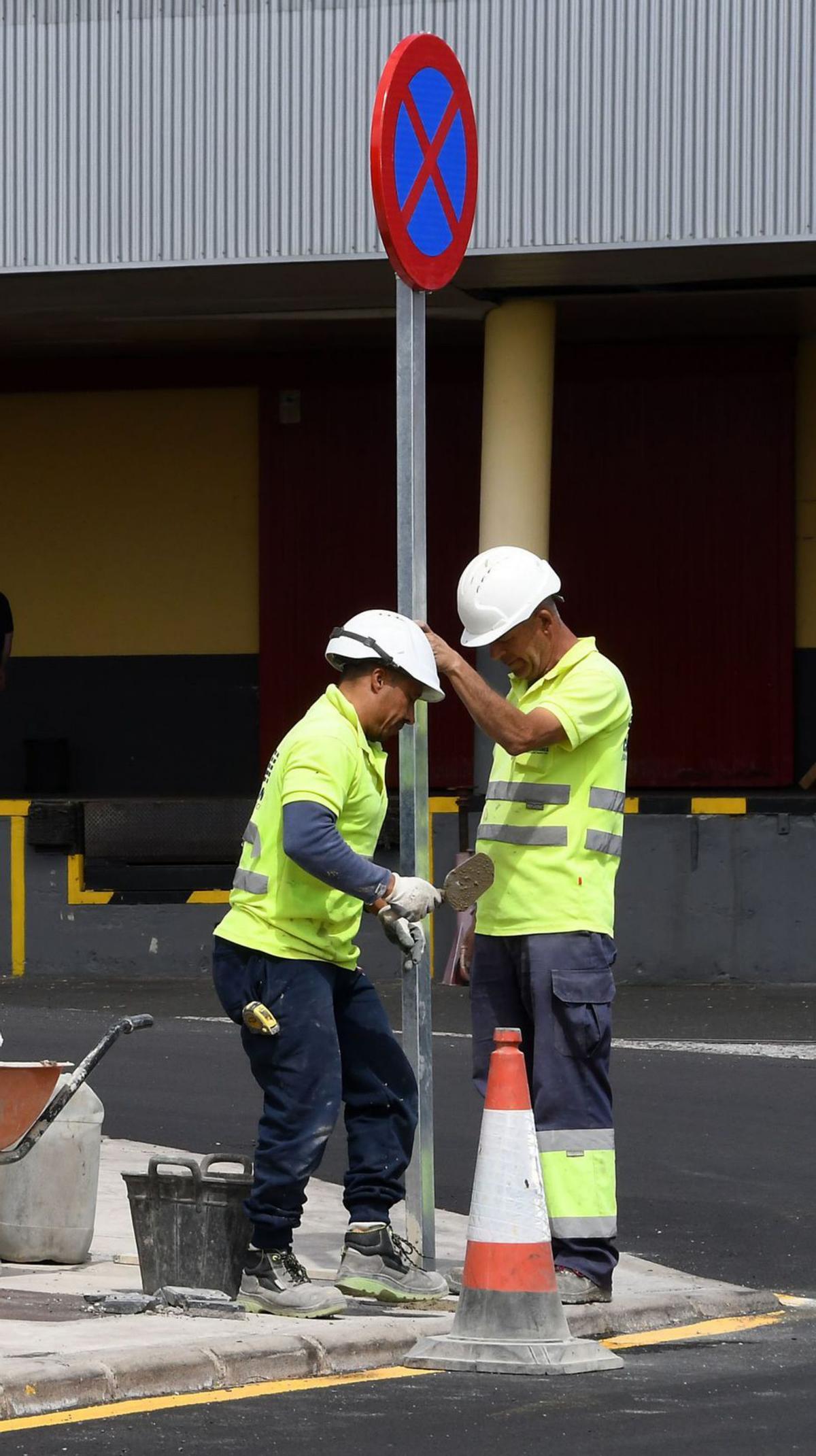 Dos operarios canarios durante su jornada laboral en una obra viaria.