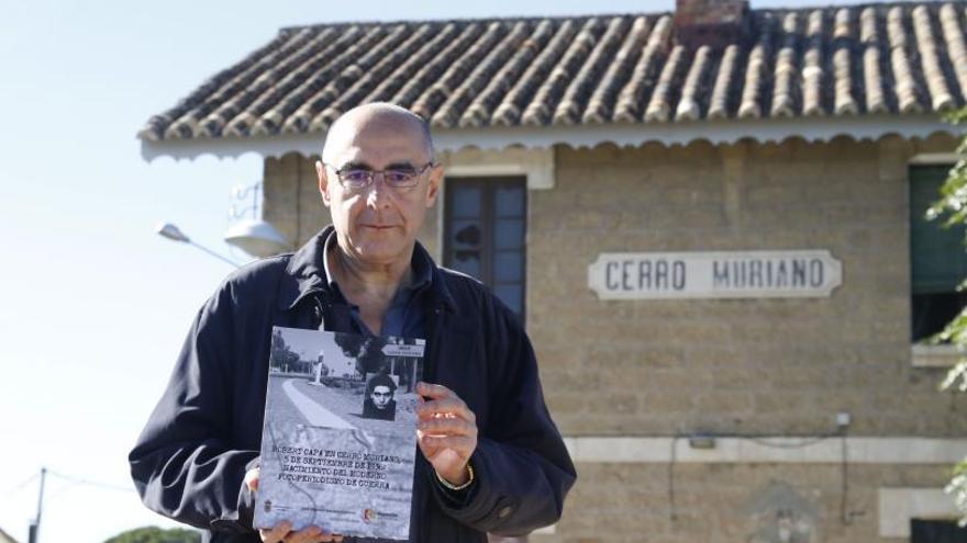 José Manuel Serrano Esparza con su libro en la localidad de Cerro Muriano.