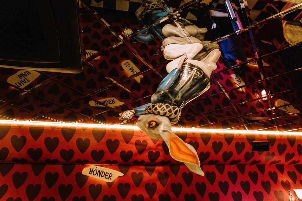La decoración de Wonderland es pura fantasía.