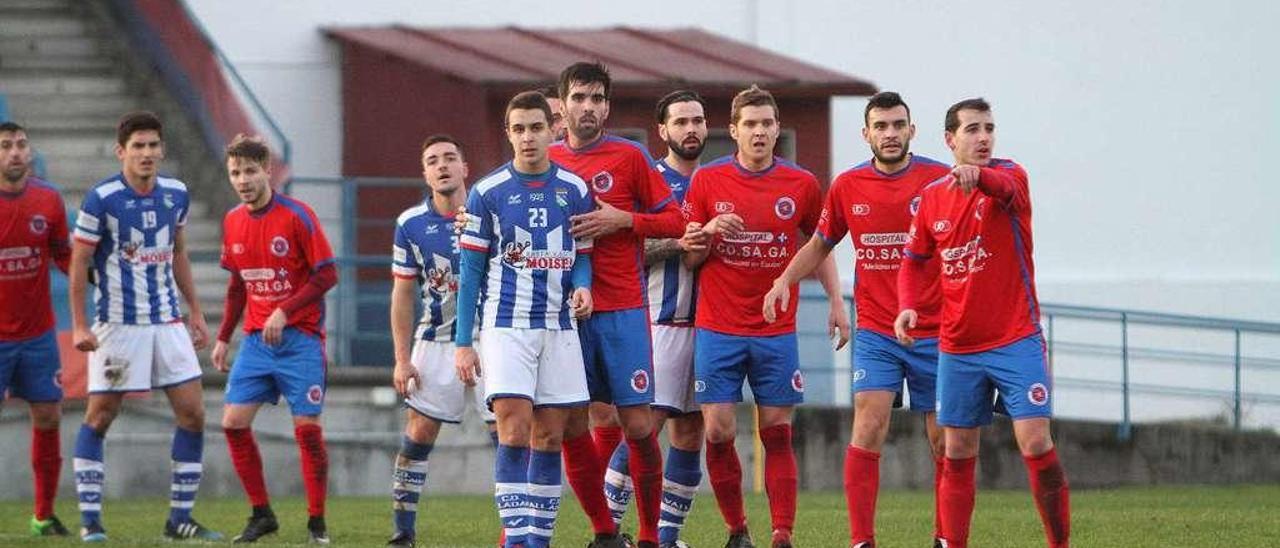 Uno de los encuentros disputados por la UD Ourense en el estadio de O Couto ante el Valladares. // Iñaki Osorio