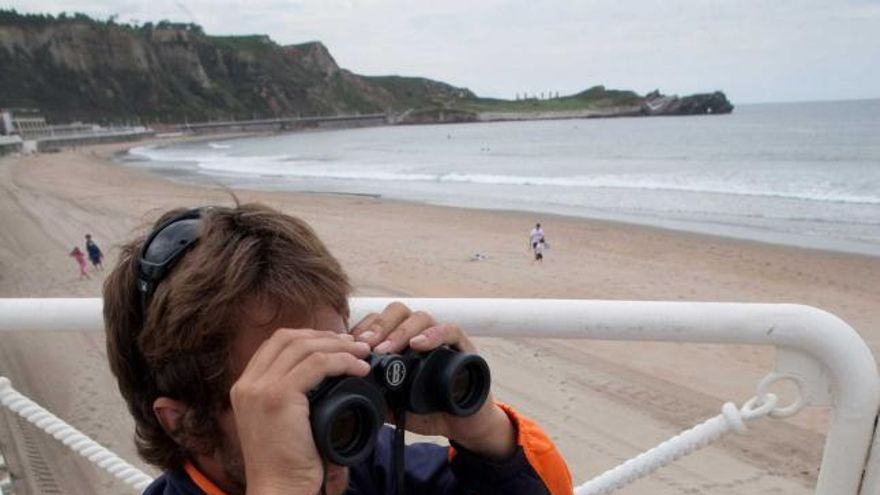 Un socorrista vigilando la playa de Salinas el pasado mes de junio.