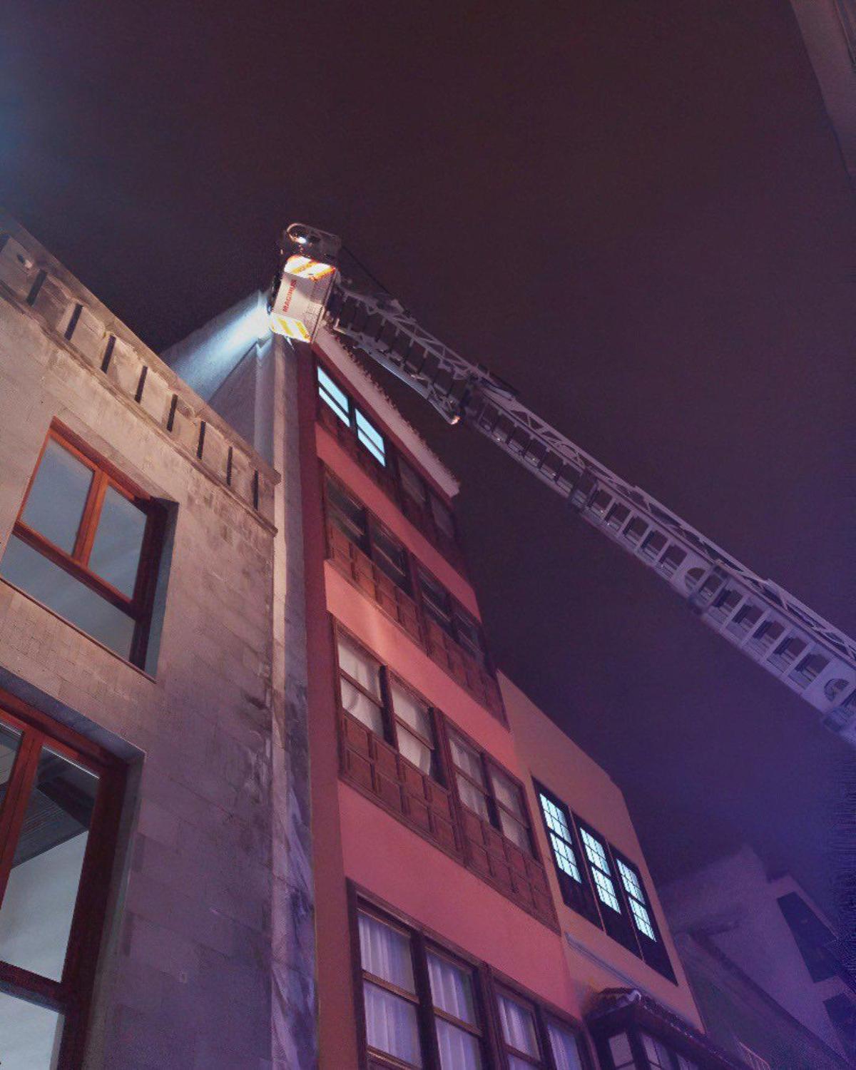 Los bomberos atendiendo el desprendimiento de una fachada