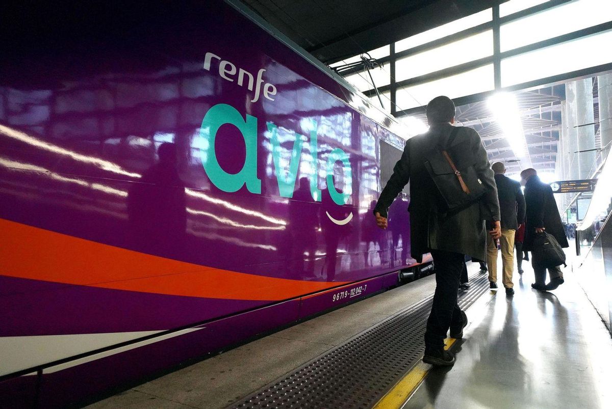 Renfe elimina el seu servei ‘low cost’ d’alta velocitat Barcelona-Madrid Renfe elimina el seu servei ‘low cost’ d’alta velocitat Barcelona-Madrid