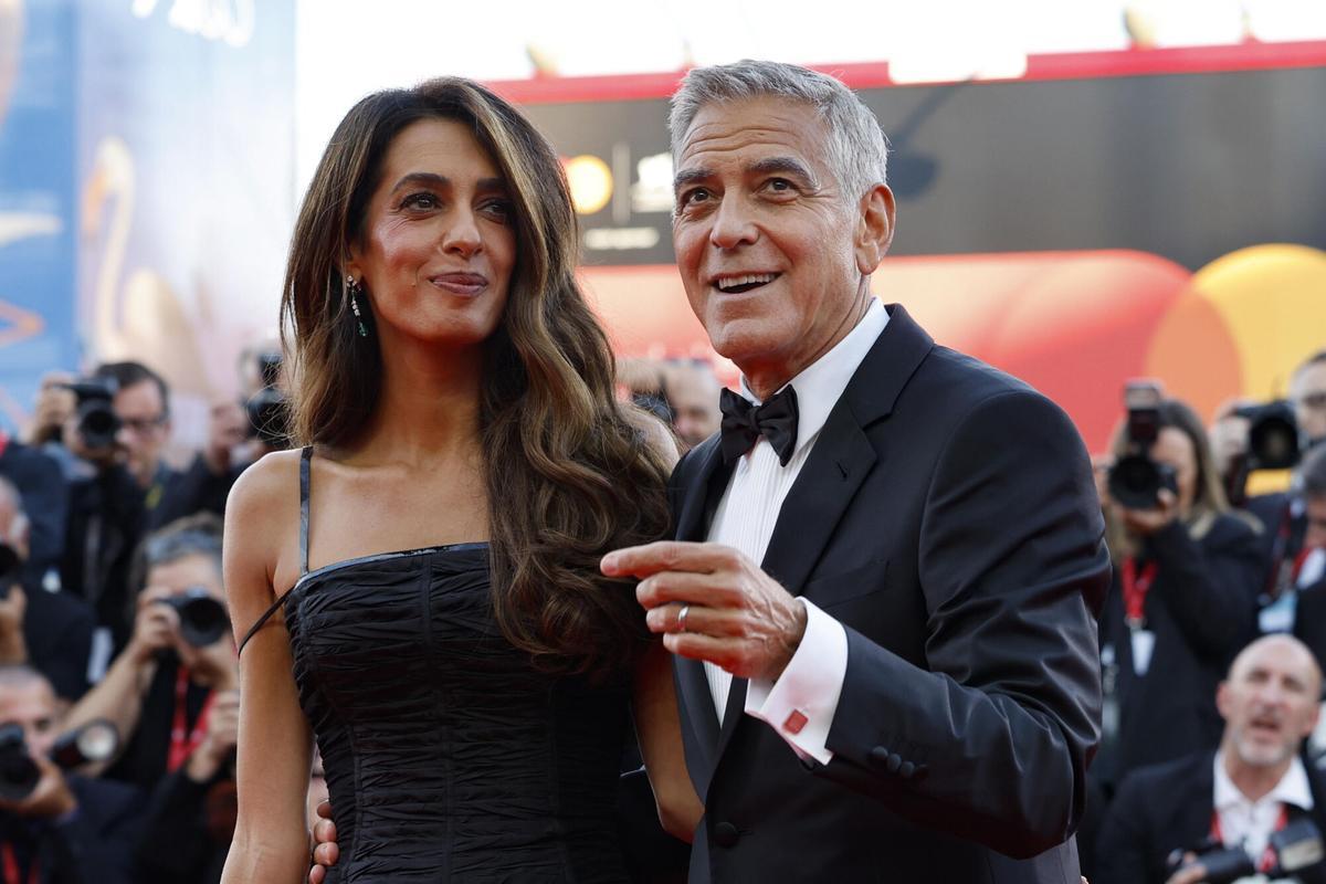 George Clooney y su esposa, Amal Alamuddin, llegan a la ceremonia de inauguración del Festival Internacional de Cine de Venecia.